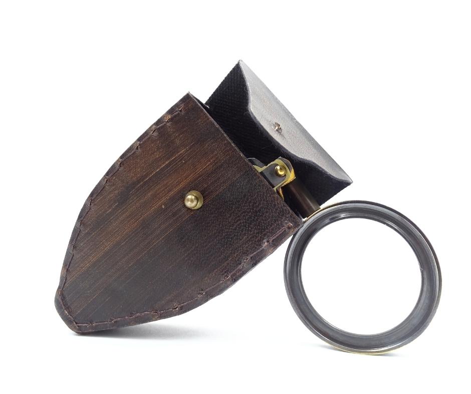 Nagyító bőrtokban