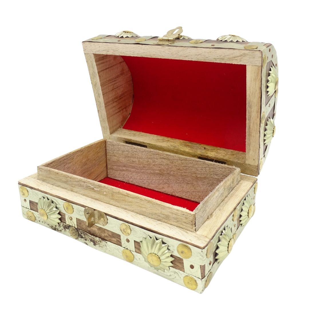 Gazdagon díszített láda