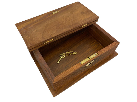 Könyv formájú zárható fa doboz