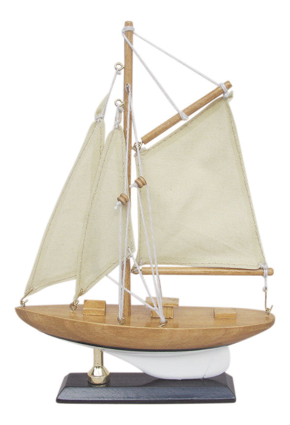 Vitorlás jacht, fa, vászonvitorlákkal, H: 15 cm, M: 22,5 cm