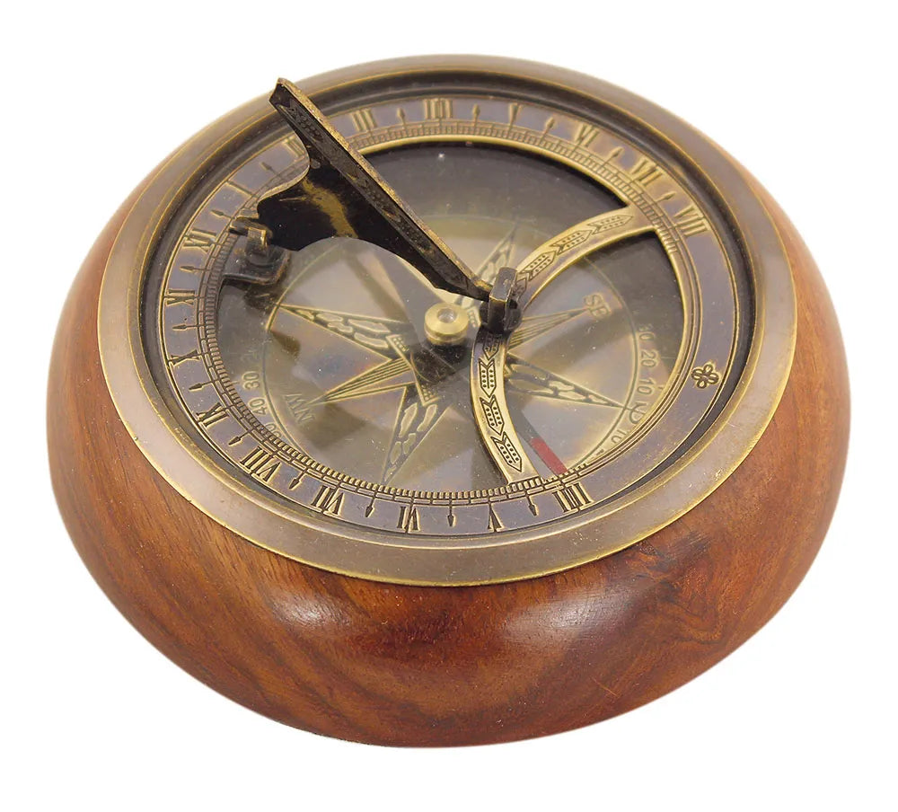 Napóra-iránytű fa talpon, antik sárgaréz, Ø: 11cm, M: 6cm