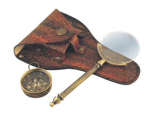 Nagyító és iránytű bőrtokban, antik sárgaréz, H: 14cm, Ø: 5cm - 3,5cm
