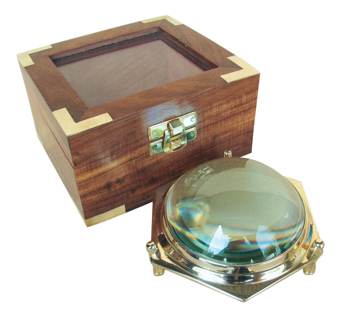 Nagyító, sárgaréz, Ø: 10 cm, fadobozban üveg fedéllel, 12x11,5x7 cm
