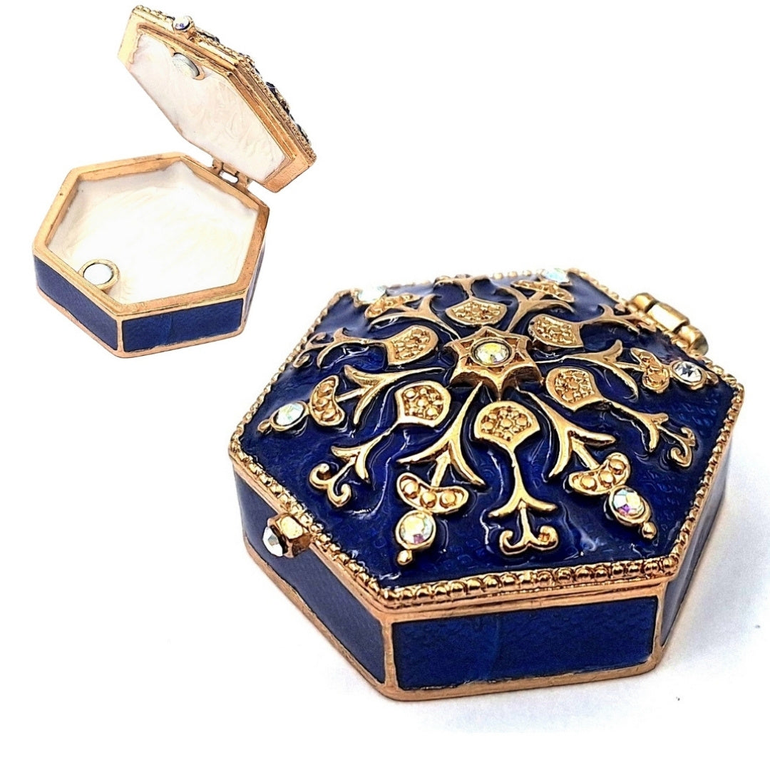 Gazdagon díszített fém ékszerdoboz kristályokkal