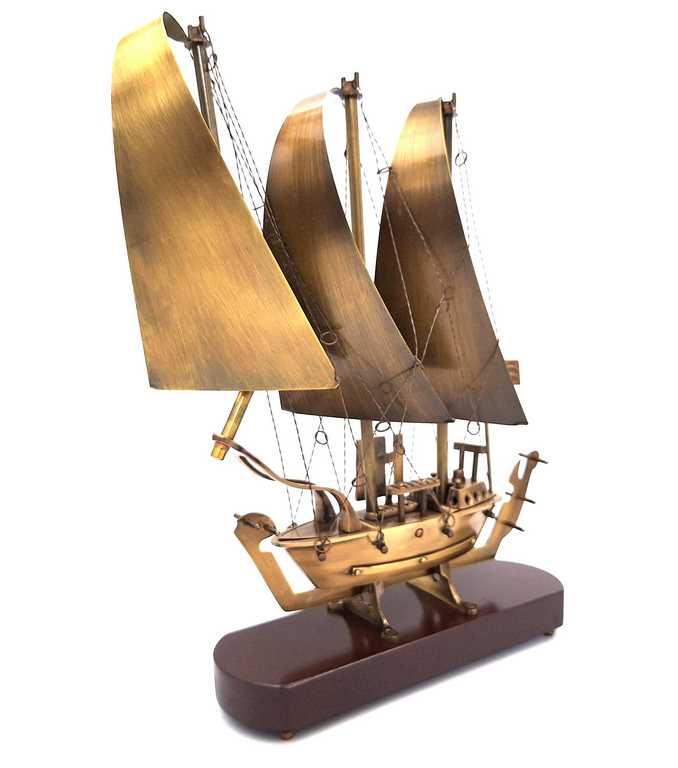 Nagy sárgaréz hajó fa alapon - 38cm