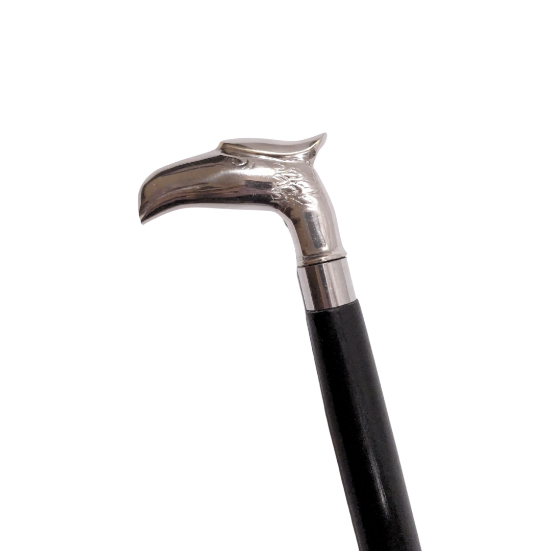 Fából készült sétapálca sassal a fejen