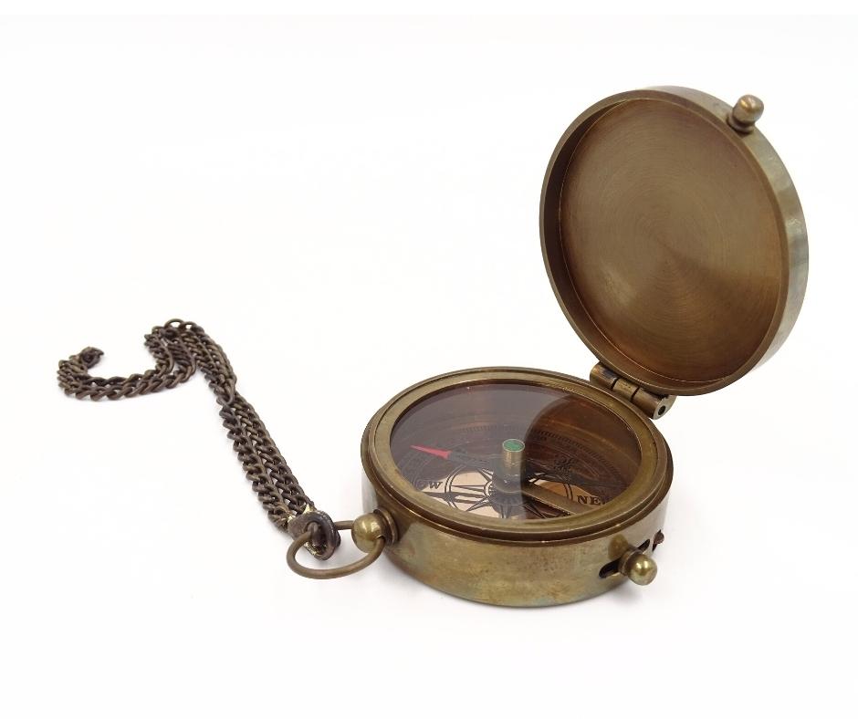Zárható iránytű lánccal bőr tokban