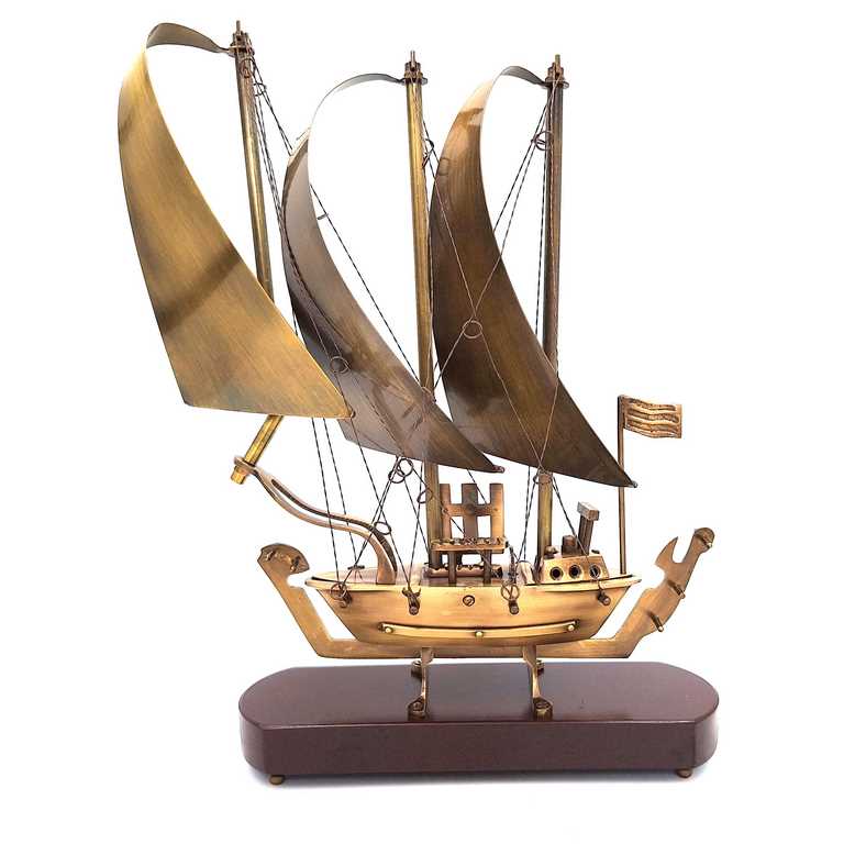 Nagy sárgaréz hajó fa alapon - 38cm