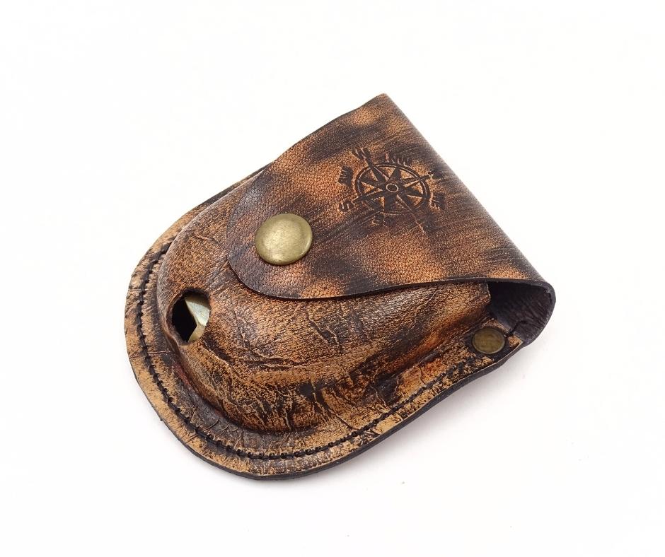 Zárható iránytű lánccal bőr tokban