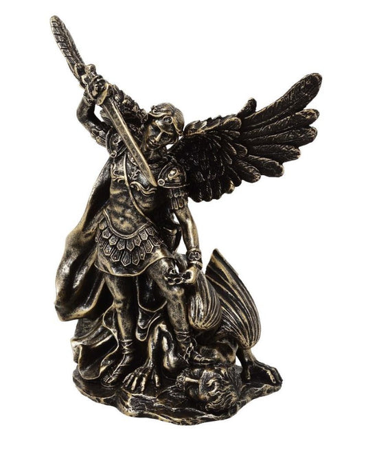 Szent Mihály a sárkánnyal harcoló figura