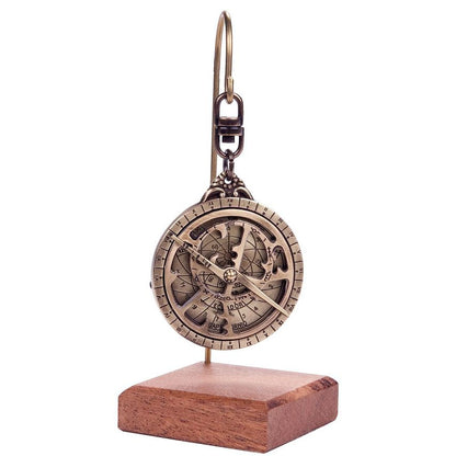 Miniatűr sárgaréz asztrolábium hordozószíjjal