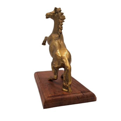 Gyönyörű ló - alumínium figura fa alapon