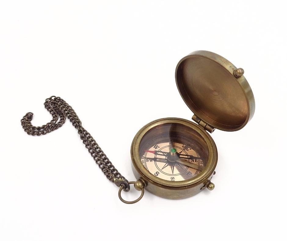 Zárható iránytű lánccal bőr tokban