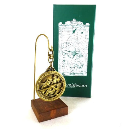 Miniatűr sárgaréz asztrolábium hordozószíjjal