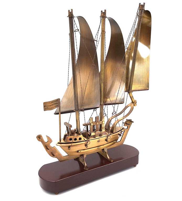 Nagy sárgaréz hajó fa alapon - 38cm