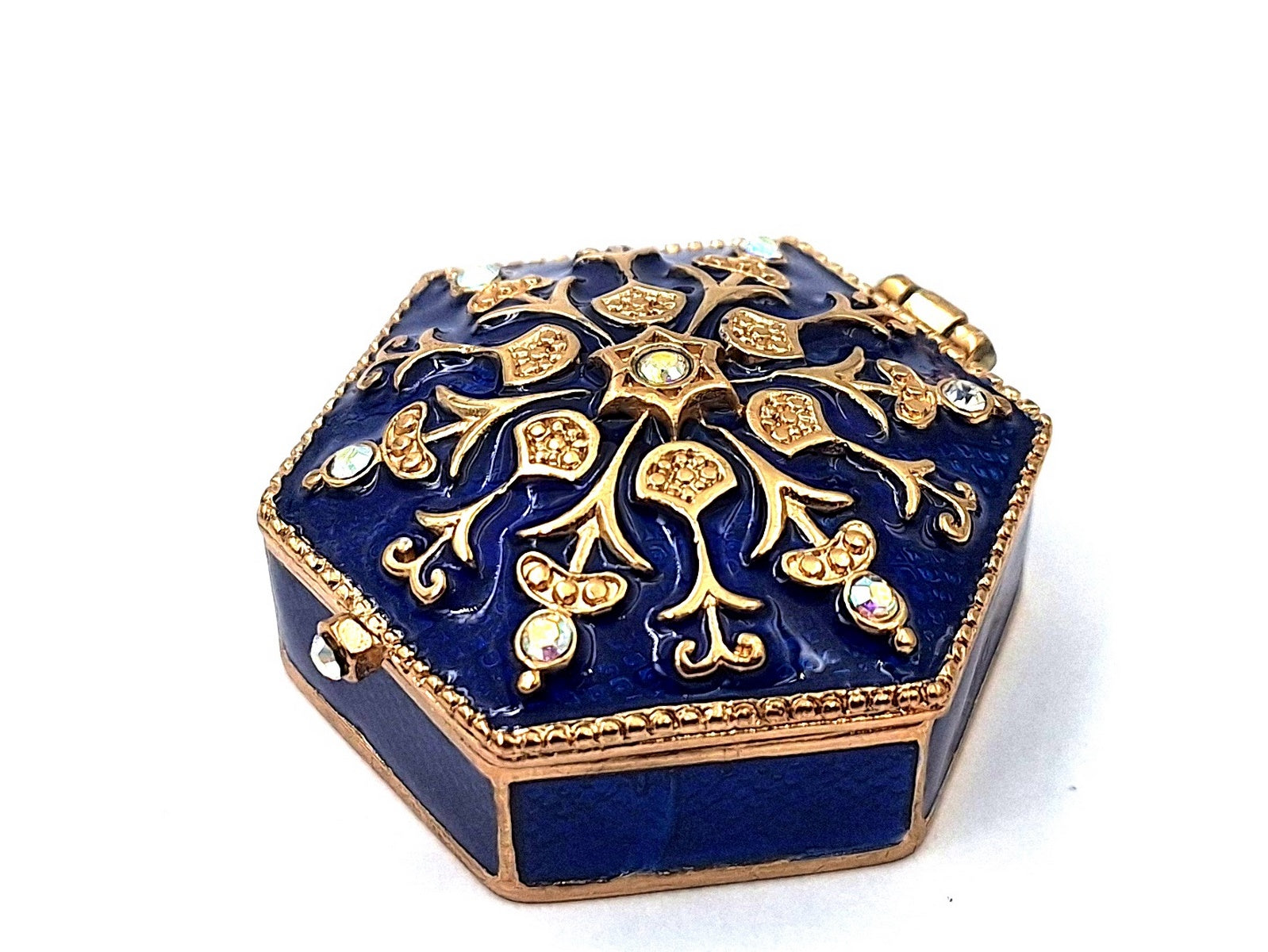 Gazdagon díszített fém ékszerdoboz kristályokkal