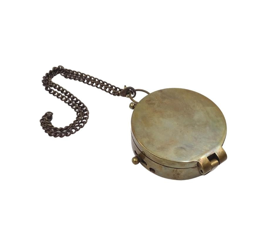 Zárható iránytű lánccal bőr tokban