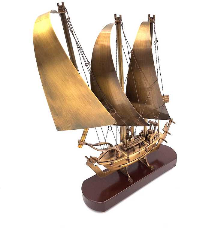Nagy sárgaréz hajó fa alapon - 38cm