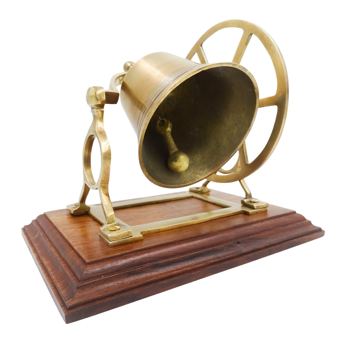 Forgó rézharang fa alapon