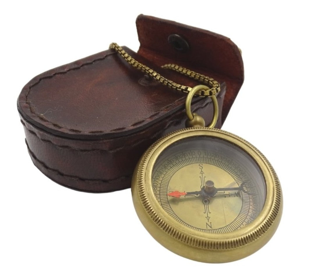 Réz iránytű lánccal egy bőr tokban