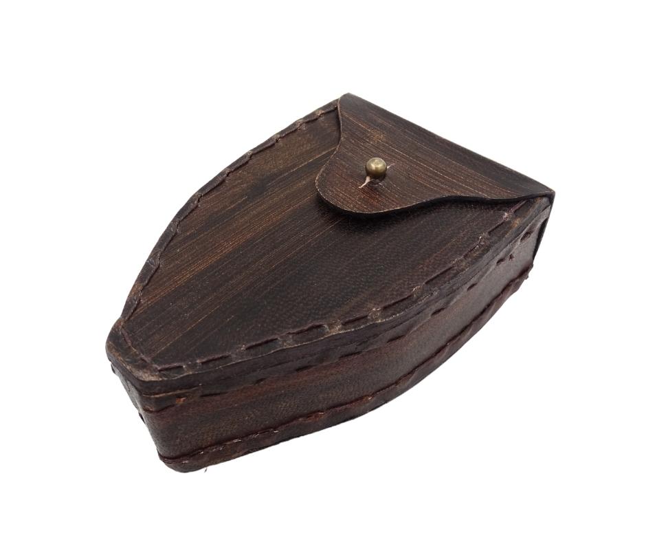 Nagyító bőrtokban