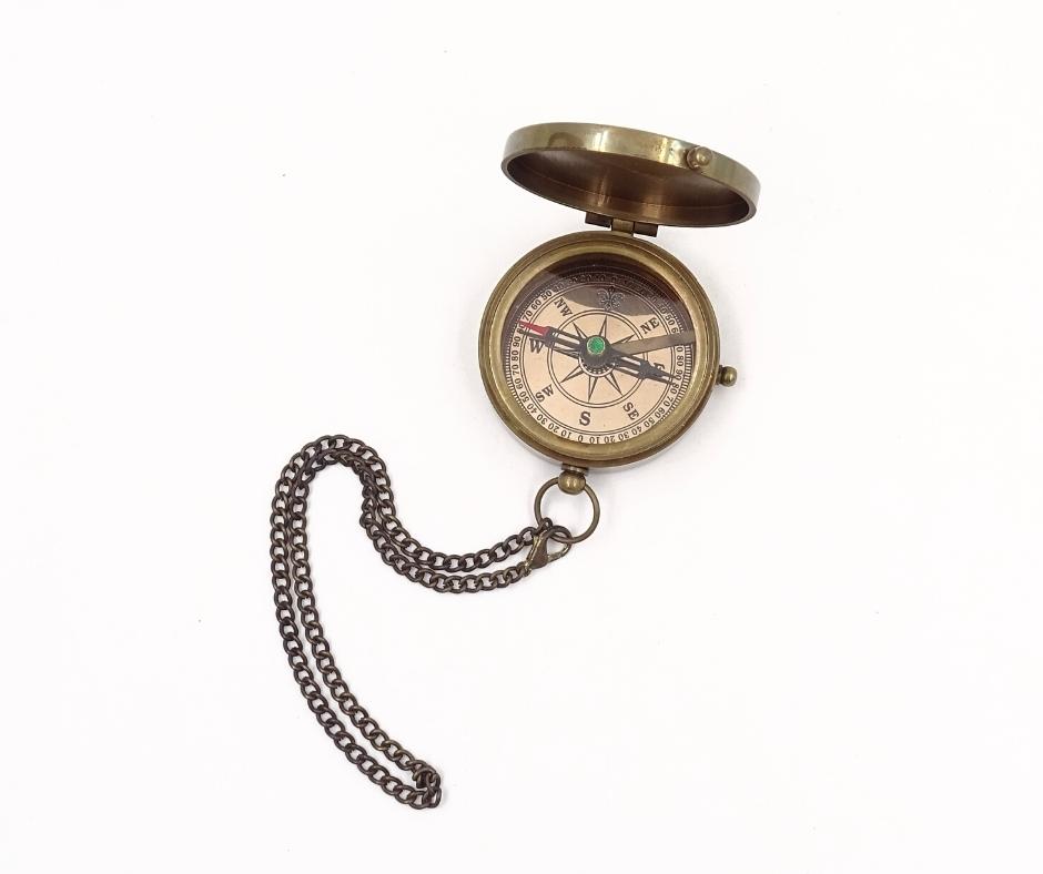 Zárható iránytű lánccal bőr tokban