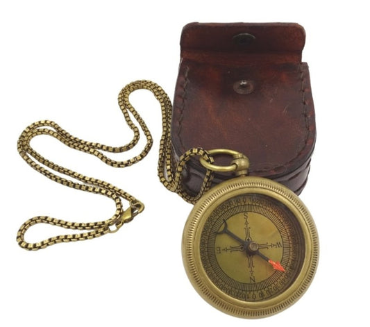Réz iránytű lánccal egy bőr tokban