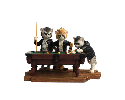 Macskák biliárdoznak festett szobor
