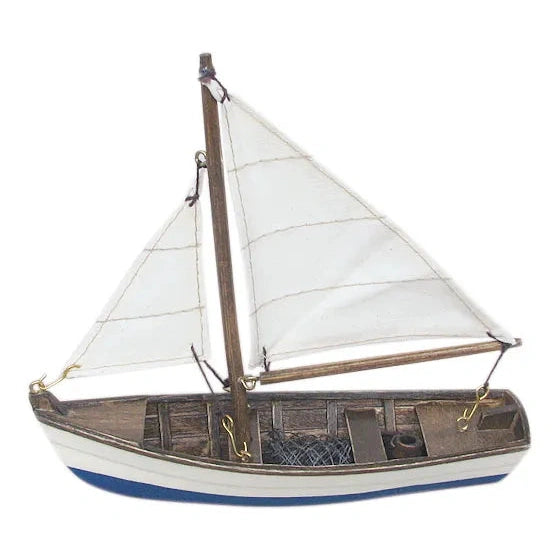 Halászhajó, fa vitorlával, h: 16 cm, m: 14,5 cm