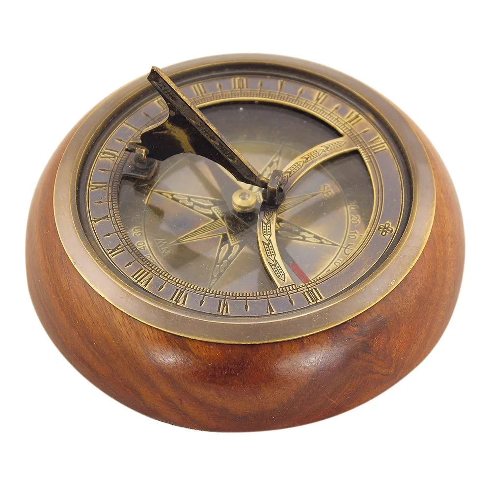 Napóra-iránytű fa talpon, antik sárgaréz, Ø: 11cm, M: 6cm